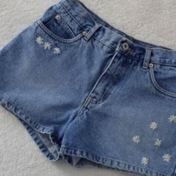 Daisy Embroiled Denim Shorts - Picture 1 of 4